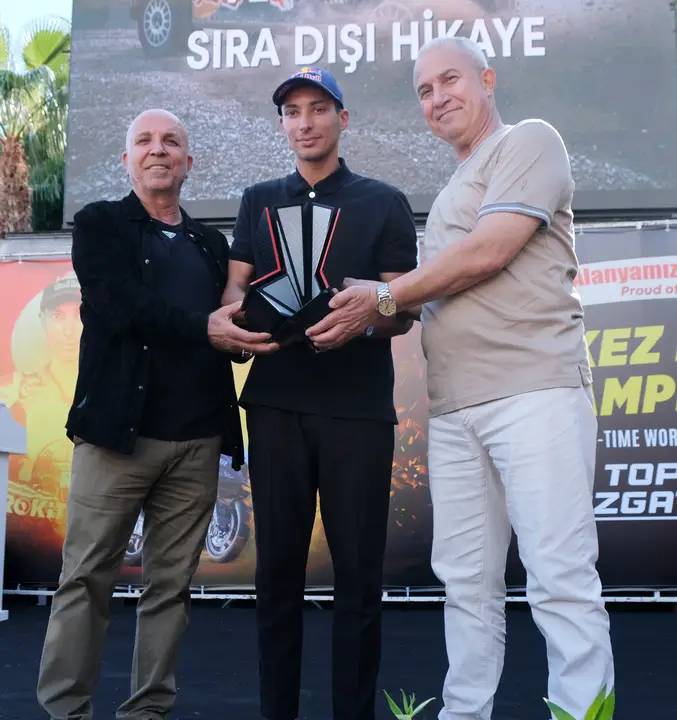 Şampiyon Toprak Razgatlıoğlu'nu Alanya'da Binler Karşıladı 6